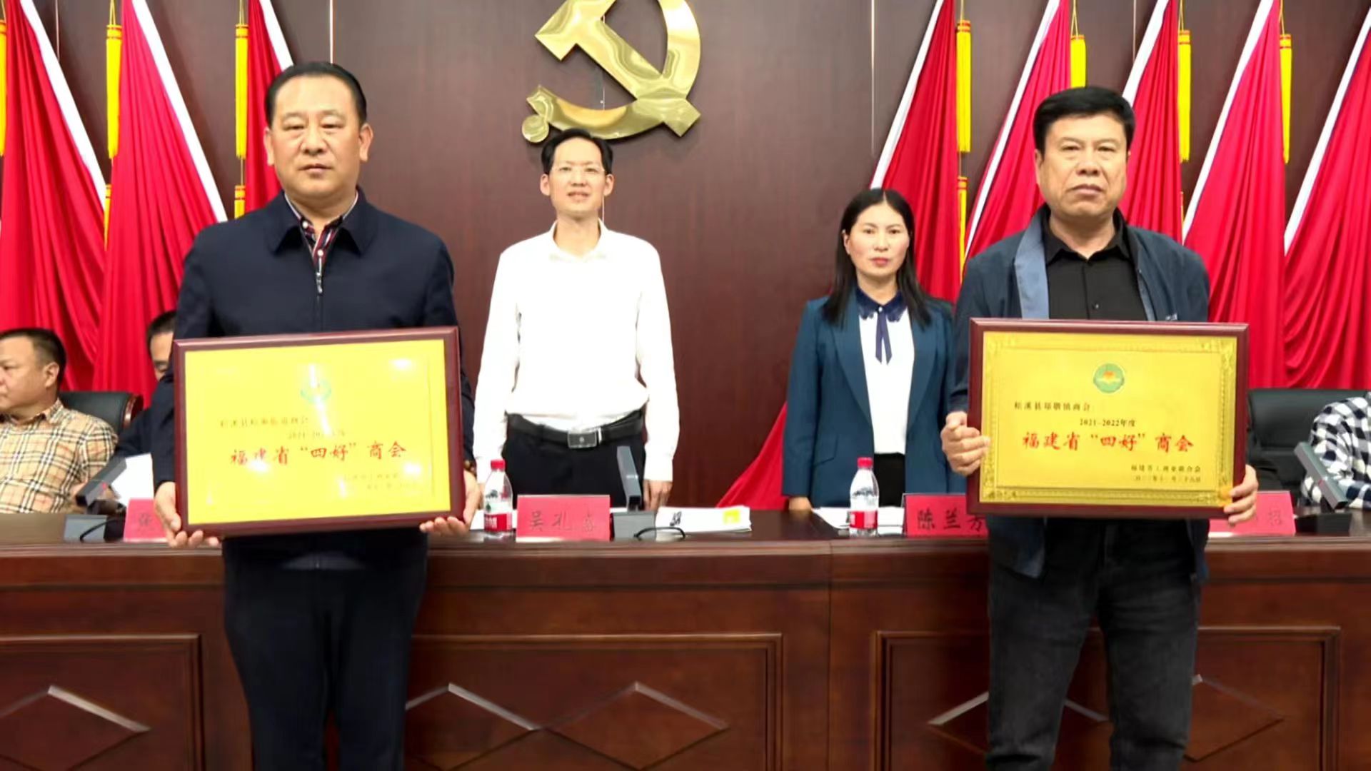 易順建工集團董事長李易順作為松溪街道商會代表領取2021-2022年度福建省“四好”商會榮譽獎項。