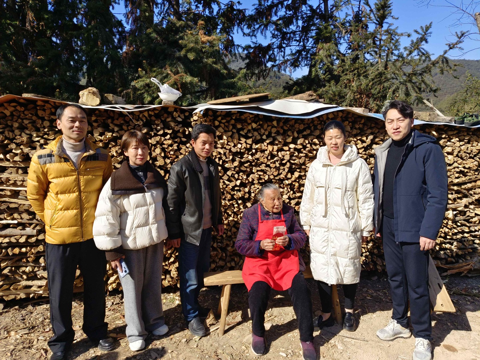 寒冬送暖 情滿人心 ——松源街道愛心企業(yè)走訪慰問(wèn)老黨員和 生活困難群眾